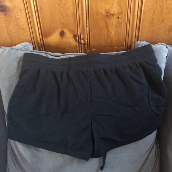 Black shorts with white pearls - Picture 3 of 3